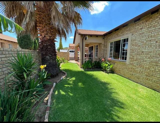 3 BEDROOM TOWNHOUSE FOR SALE IN SASOLBURG EXT 11
